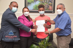 Directora Regional de Educaci&oacute;n 07 realiza entrega de acta de nacimiento a joven de 19 a&ntilde;os