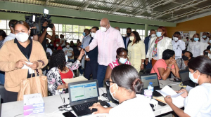 Ministro Roberto Fulcar encabeza entrega de 54,112 equipos tecnol&oacute;gicos en Villa Mella