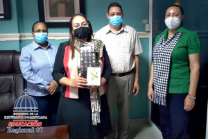 Directora Regional recibe visita de salutaci&oacute;n de la Escuela Divina Providencia