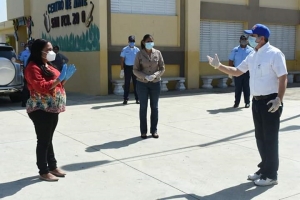 Comunidad educativa sigue adelante con entregas de kits alimenticios y uso de plataformas digitales