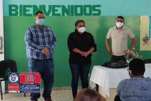 Directora Regional 07 visita Centros Educativos; entrega contenedores y materiales de limpieza