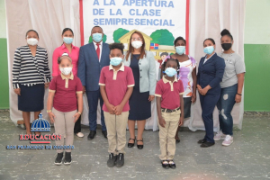 Directora Regional participa en acto retorno a las aulas en Villa Riva