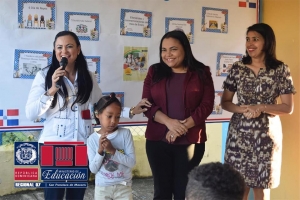 Directora Regional Continua recorrido por centros educativos