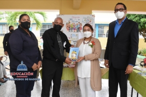 Centro Educativo Regional de educaci&oacute;n recibe libros en el marco del Plan Dominicana Lee