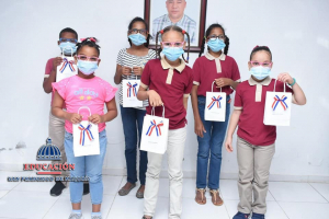 INABIE realiza entrega de lentes correctivos a 63 estudiantes Distrito 07-06