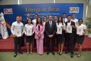 Directora Regional participa en acto entrega de Becas Universitarias a estudiantes del Cibao