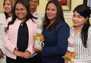 Directora Regional felicita a la secretaria en su D&iacute;a