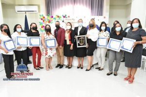 San Francisco de Macor&iacute;s. - Una delegaci&oacute;n, en representaci&oacute;n de la directora Regional de Educaci&oacute;n 07, Mar&iacute;a Guadalupe Bruno de Dur&aacute;n, particip&oacute; en el acto al M&eacute;rito Magisterial del Distrito Educativo 07-02 de Salcedo.  En la actividad, que tuvo lug