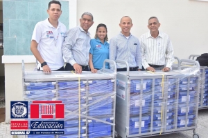 MINERD realiza entrega de laboratorios m&oacute;vil de Ciencias a centros Regional 07