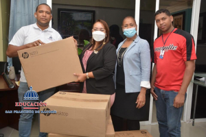 Directora Regional de Educaci&oacute;n 07 entrega computadoras a centro CAD San Francisco