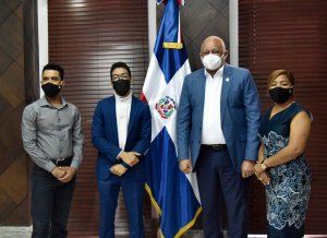 Ministro Fulcar, recibe estudiante becado por Harvard